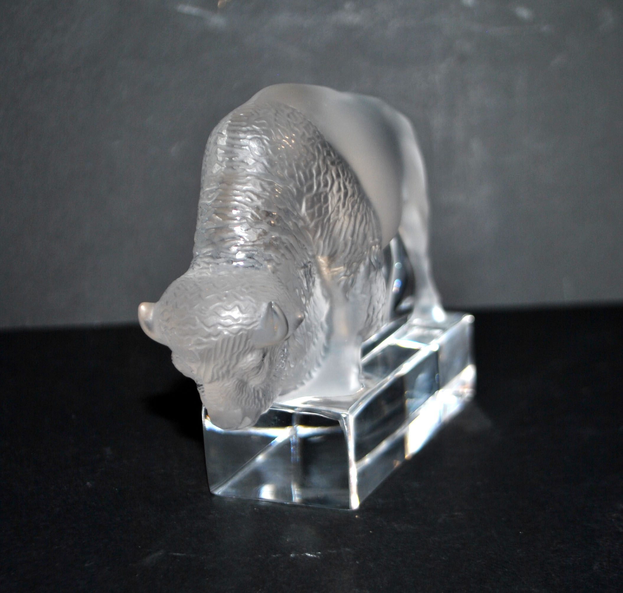 LALIQUE Sculpture Presse-papier BISON en verre dépoli et signé – Image 11