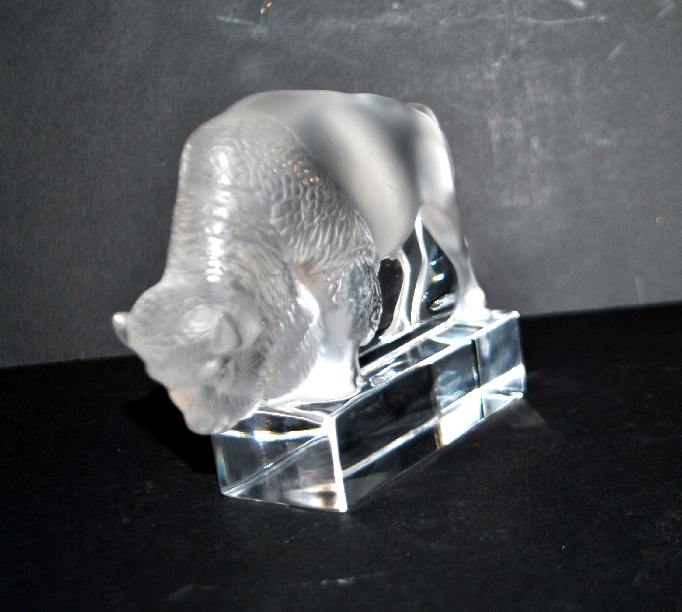 LALIQUE Sculpture Presse-papier BISON en verre dépoli et signé – Image 5