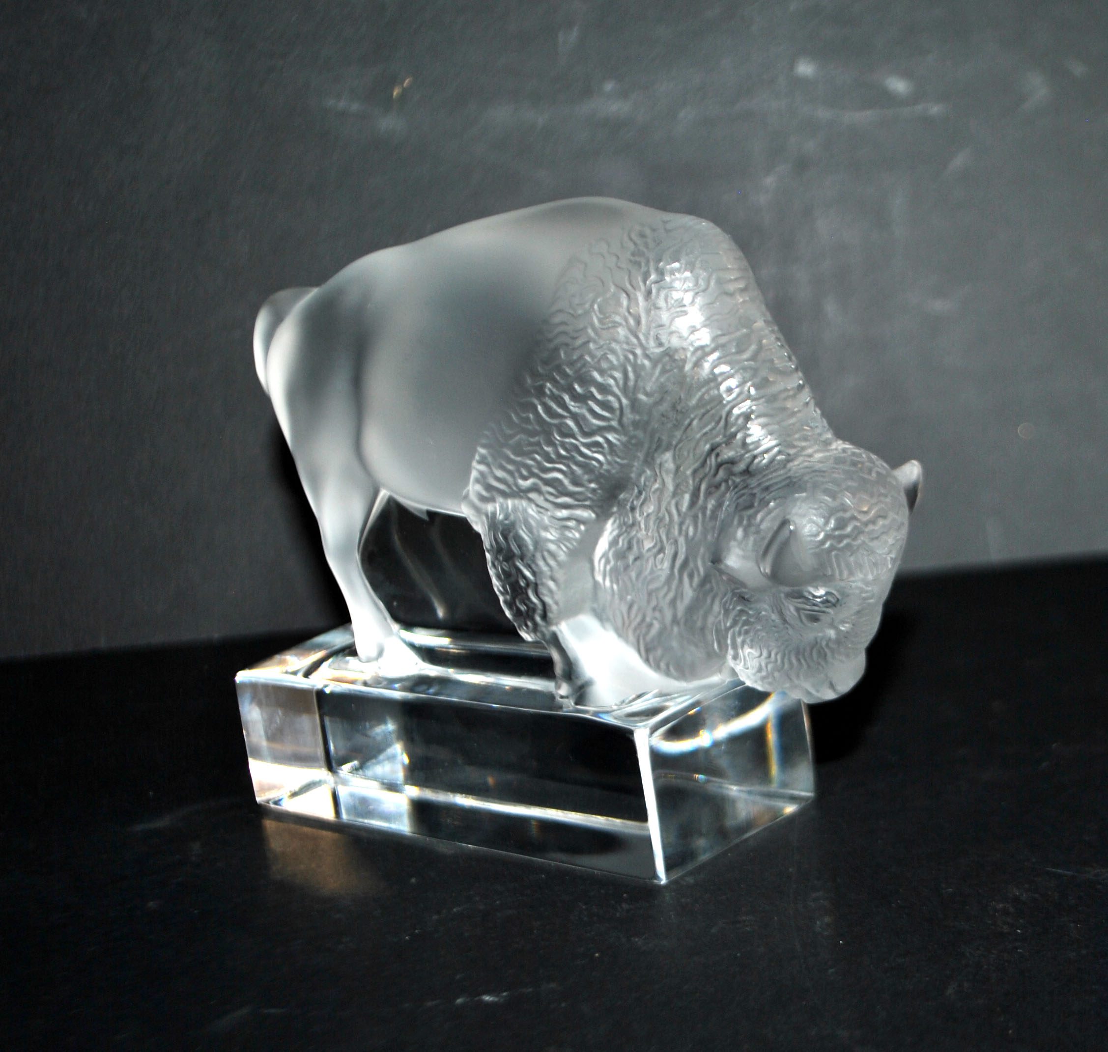 LALIQUE Sculpture Presse-papier BISON en verre dépoli et signé – Image 4
