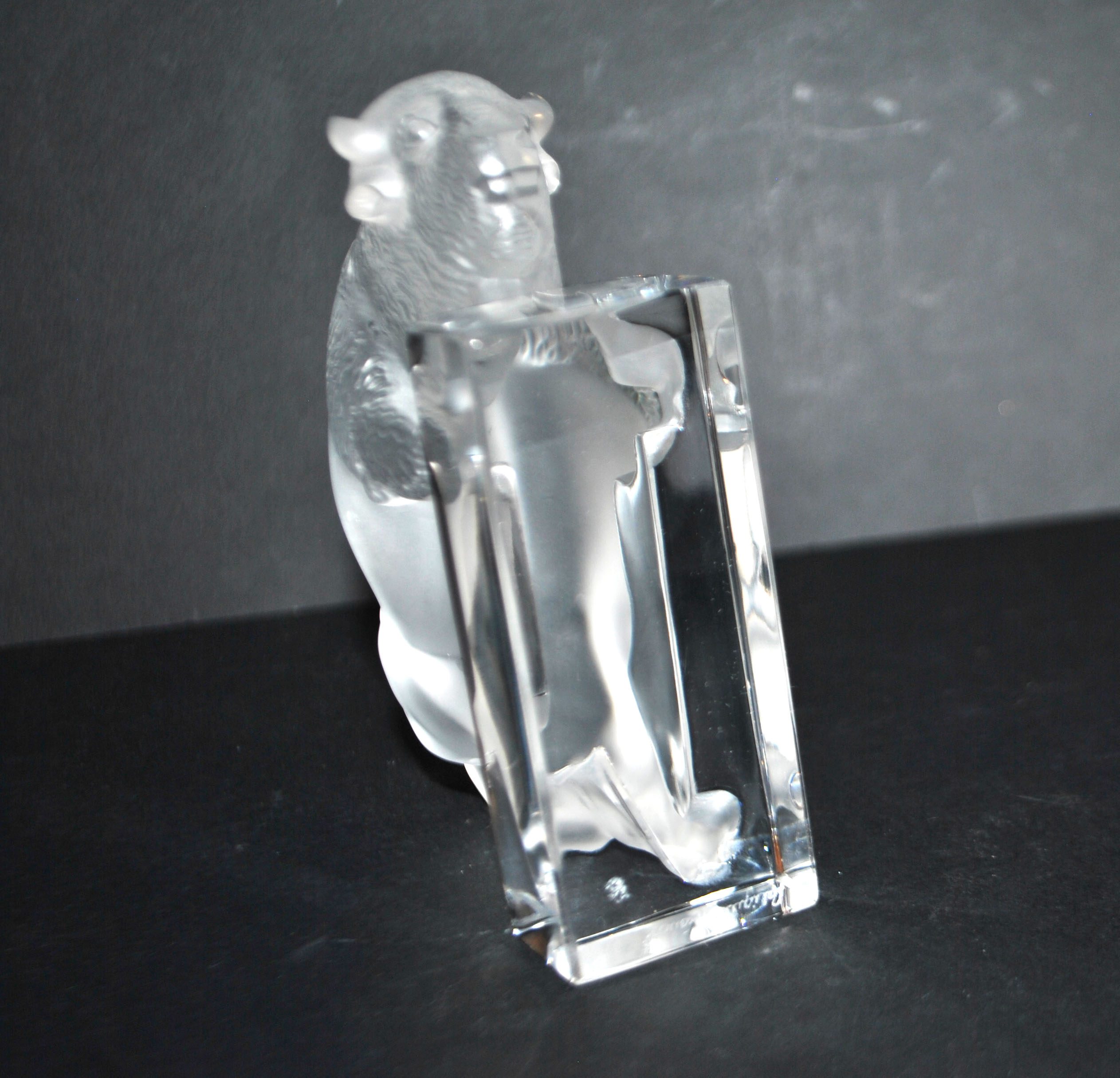 LALIQUE Sculpture Presse-papier BISON en verre dépoli et signé – Image 3