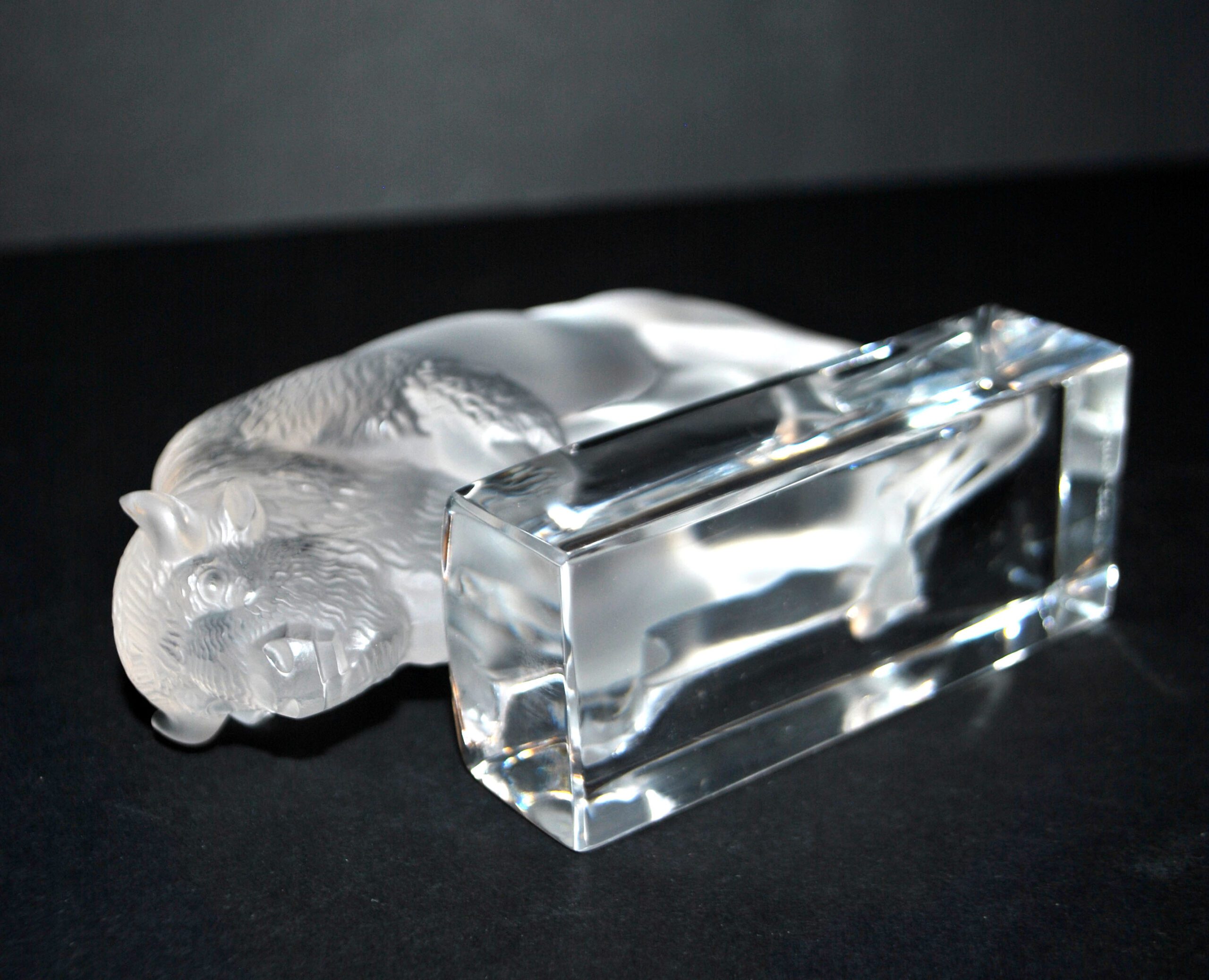 LALIQUE Sculpture Presse-papier BISON en verre dépoli et signé – Image 2
