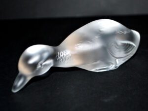 BACCARAT Presse-papier Sculpture Canard en cristal dépoli signé Baccarat