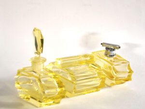 Flacons à parfum ART DECO cristal taillé jaune Garniture de toilette 1920-1930