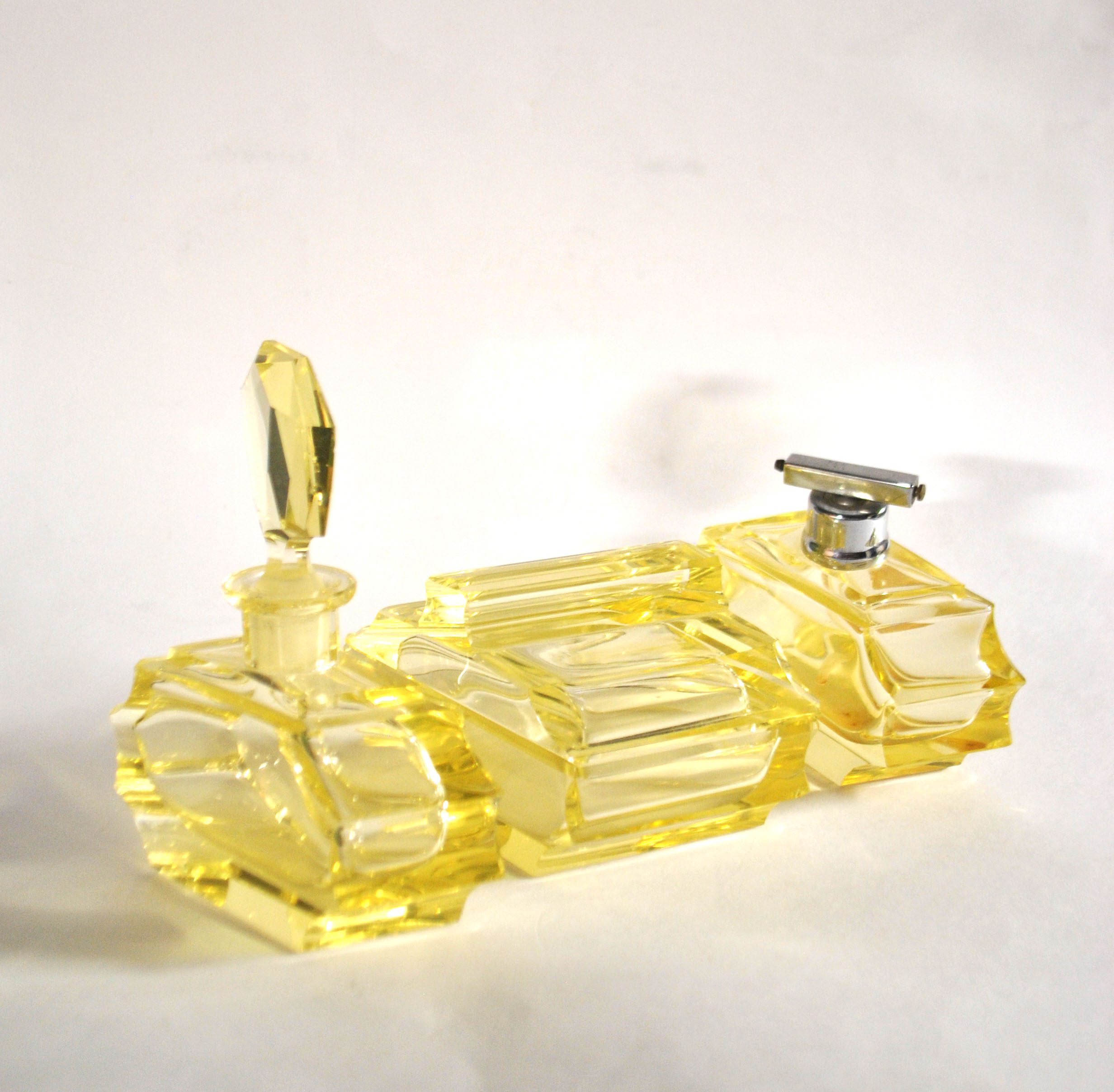 Flacons à parfum ART DECO cristal taillé jaune Garniture de toilette 1920-1930