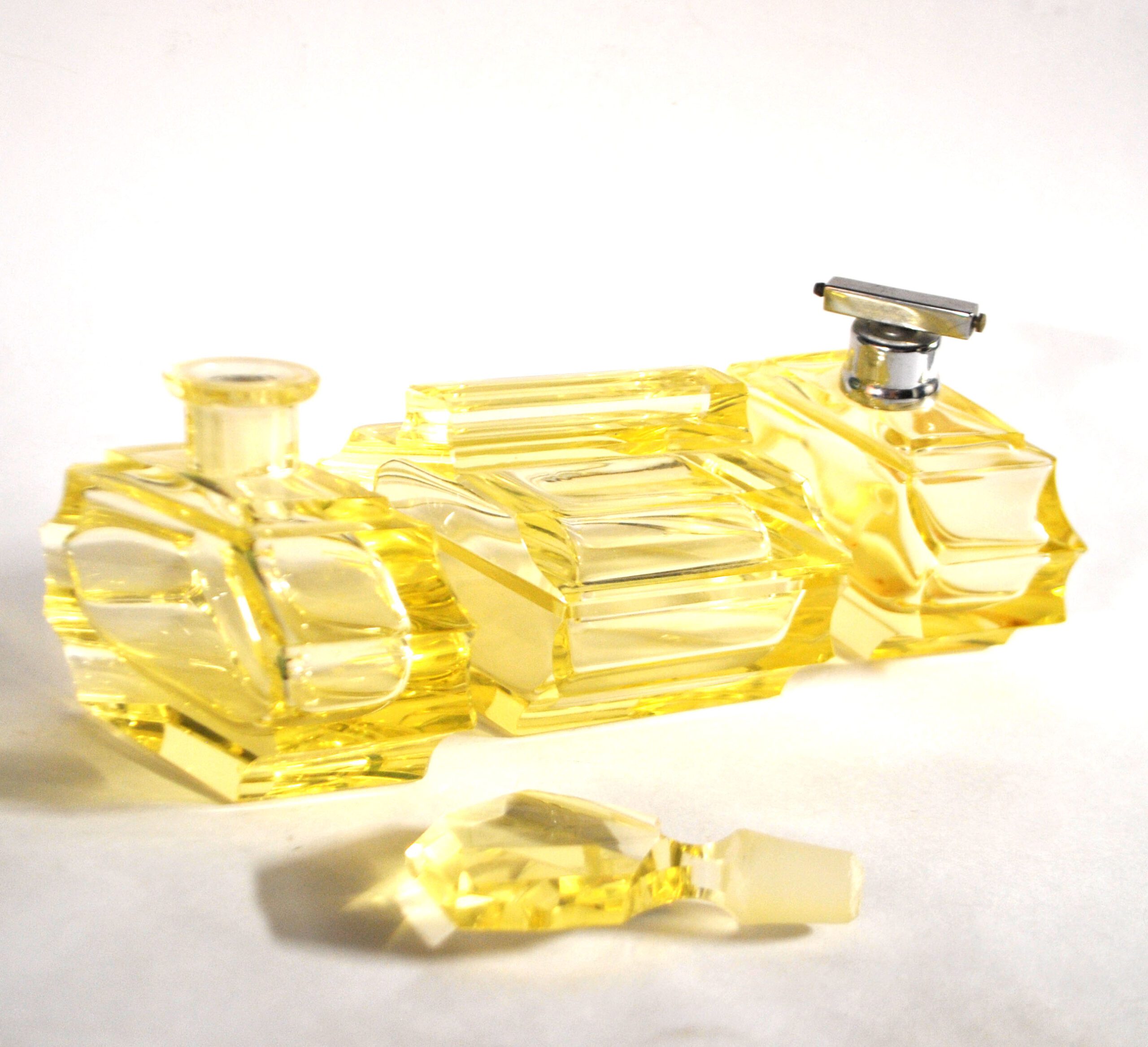 Flacons à parfum ART DECO cristal taillé jaune Garniture de toilette 1920-1930 – Image 8