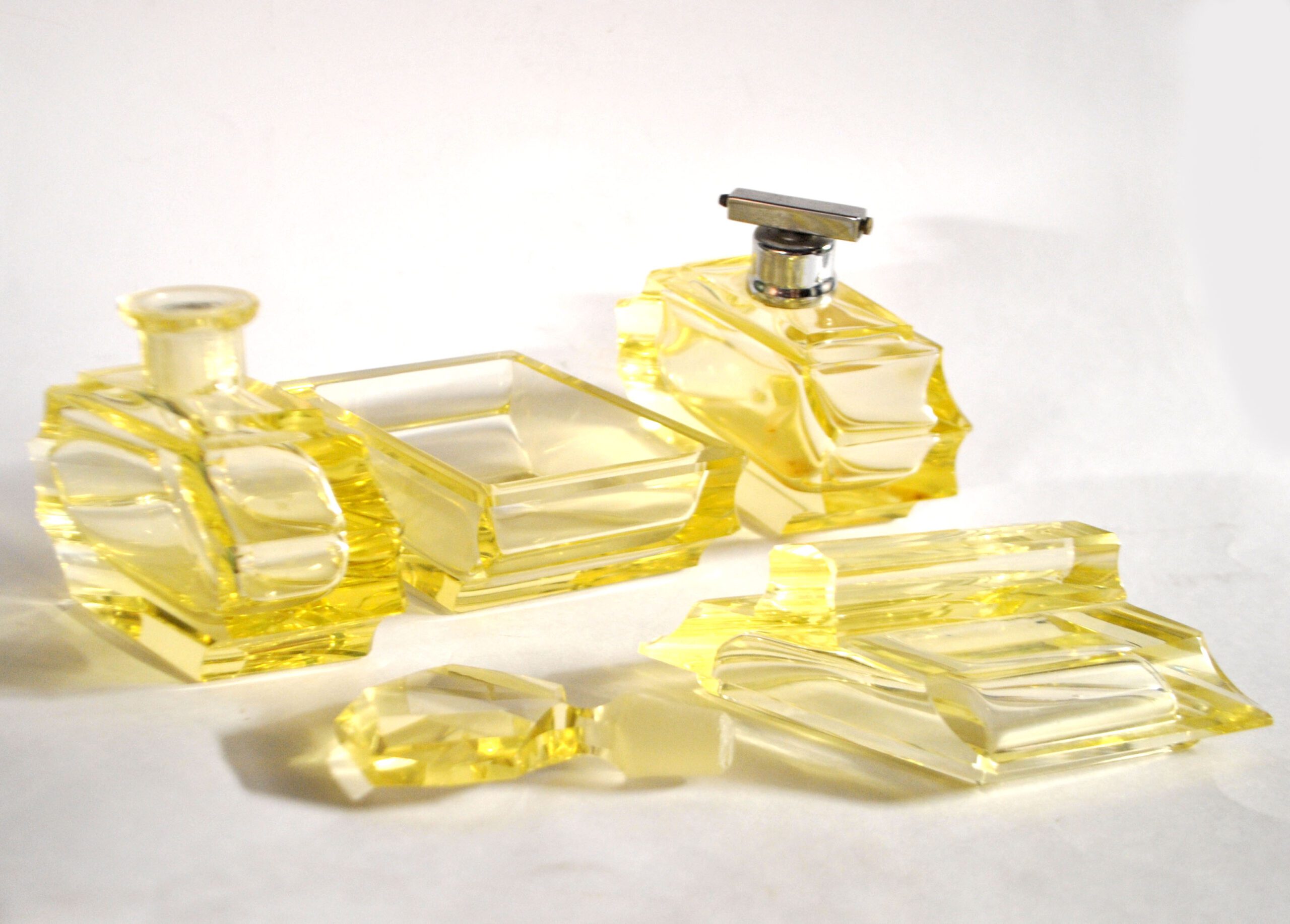 Flacons à parfum ART DECO cristal taillé jaune Garniture de toilette 1920-1930 – Image 9