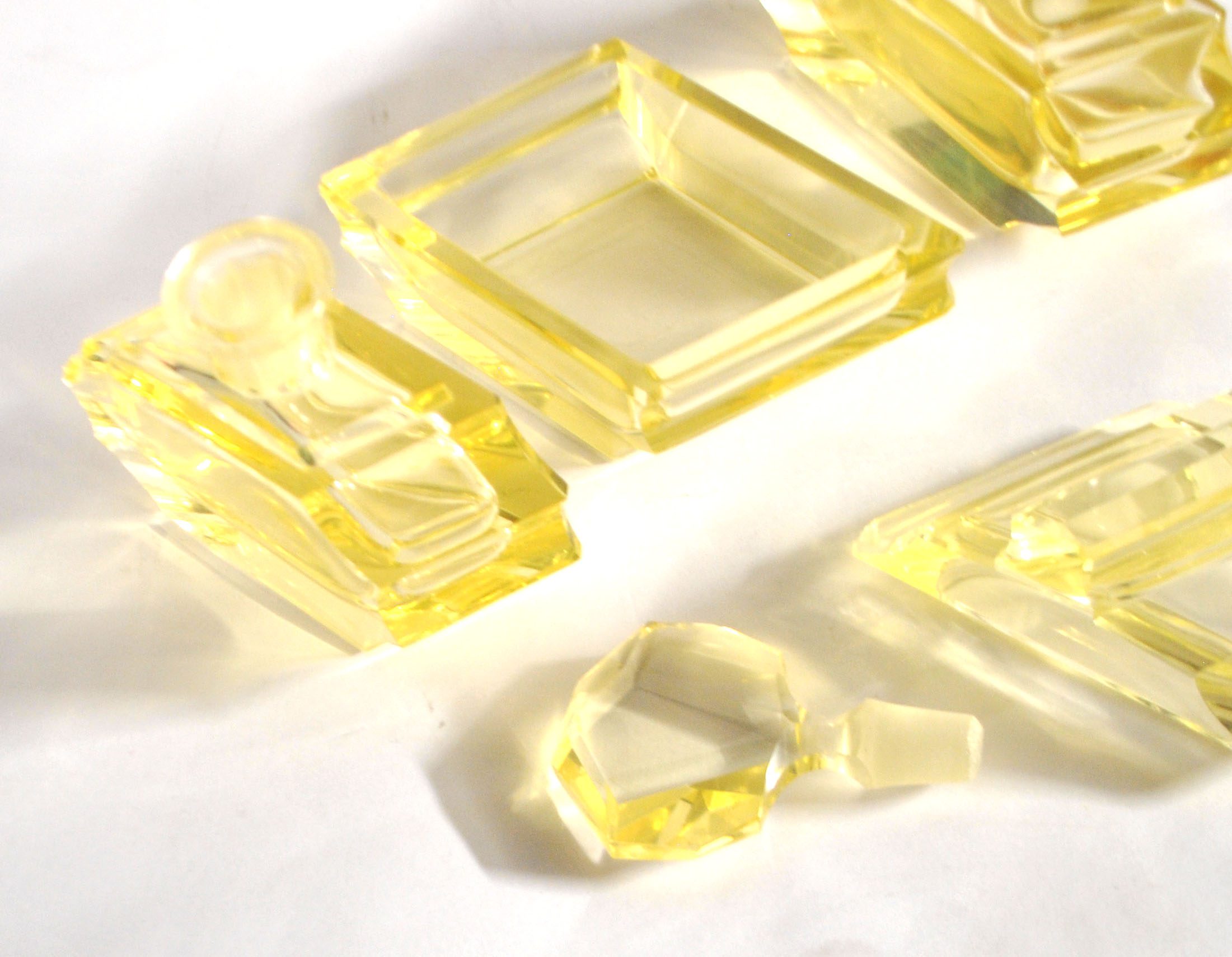 Flacons à parfum ART DECO cristal taillé jaune Garniture de toilette 1920-1930 – Image 10