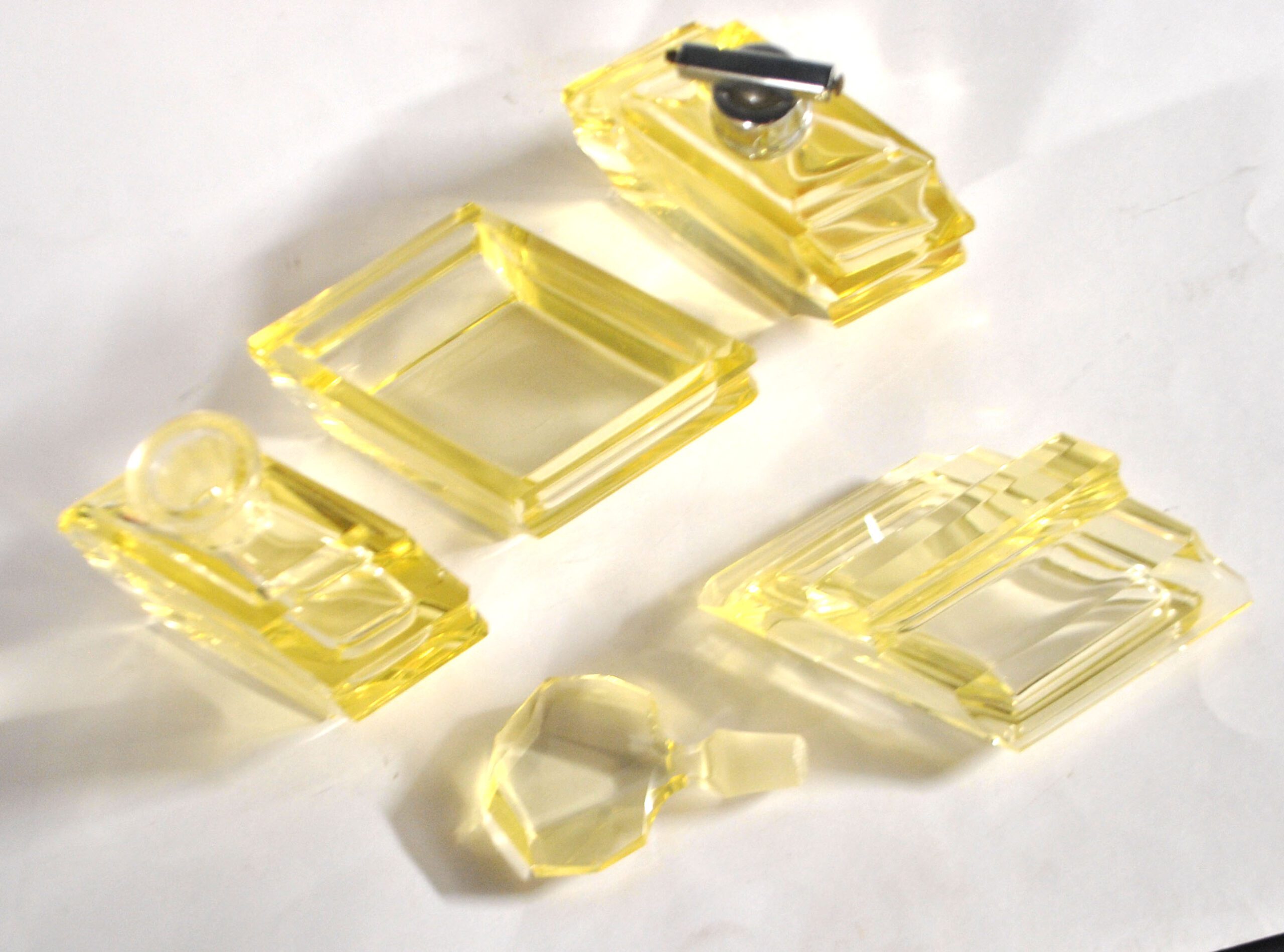 Flacons à parfum ART DECO cristal taillé jaune Garniture de toilette 1920-1930 – Image 11