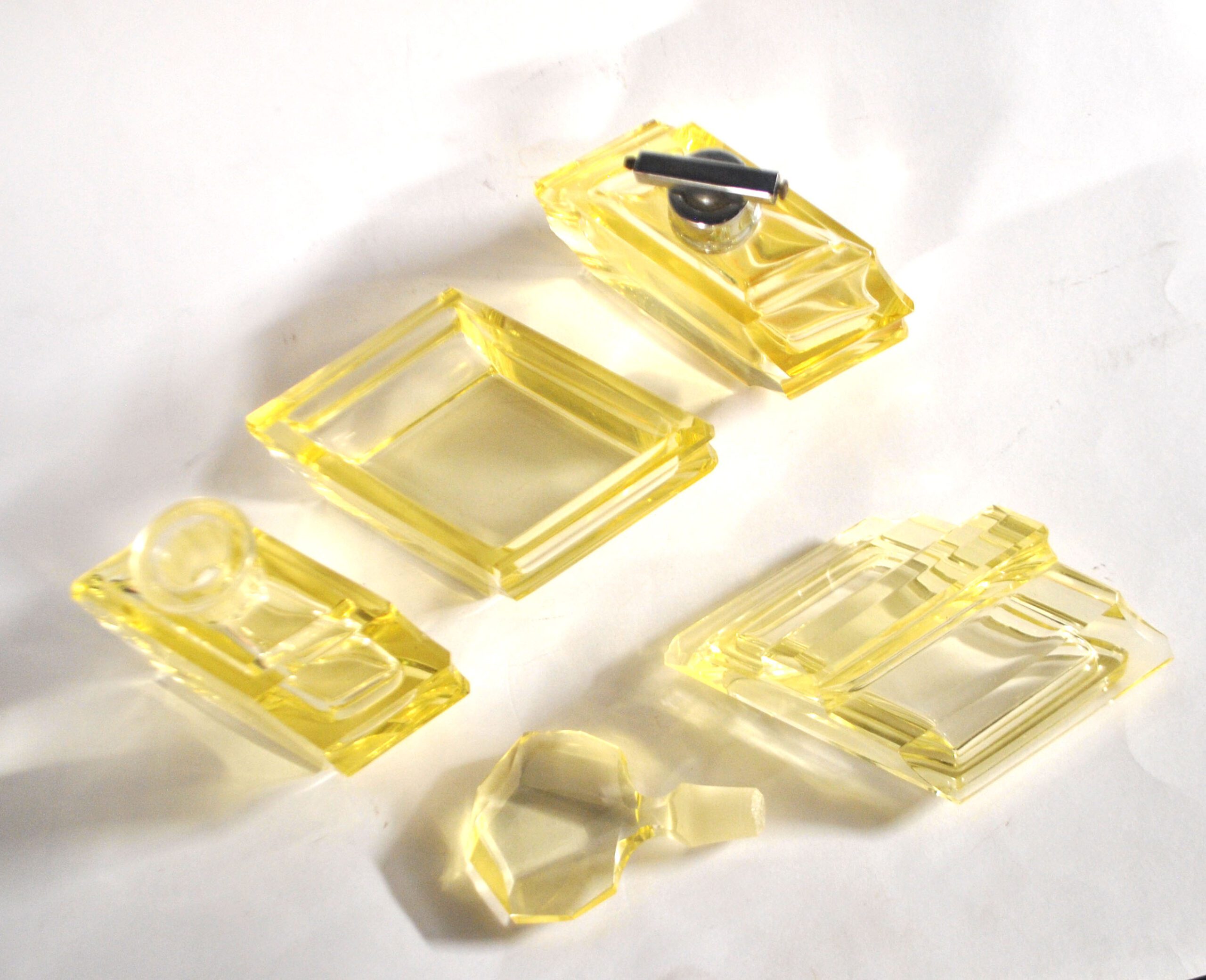 Flacons à parfum ART DECO cristal taillé jaune Garniture de toilette 1920-1930 – Image 12