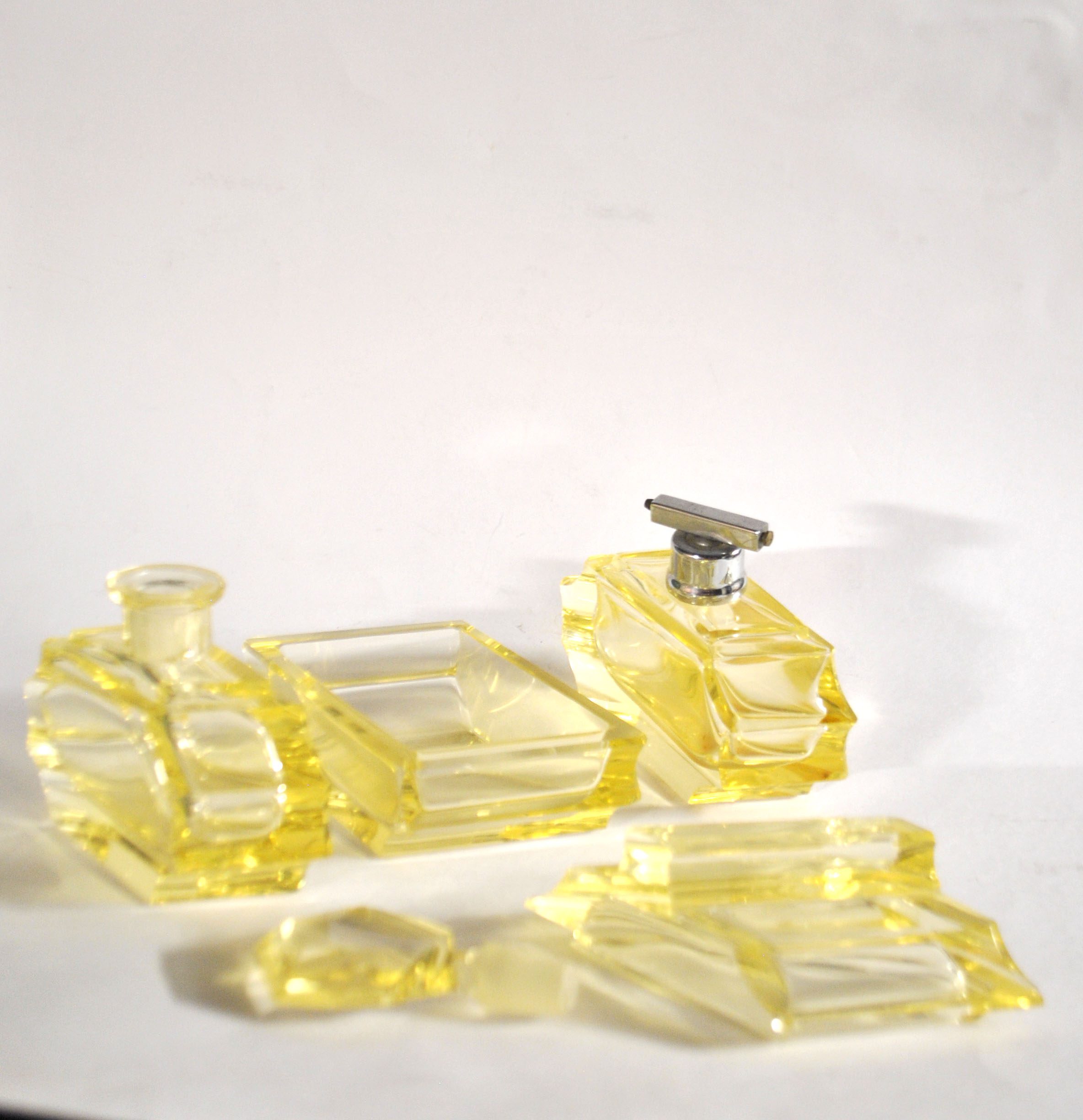 Flacons à parfum ART DECO cristal taillé jaune Garniture de toilette 1920-1930 – Image 13