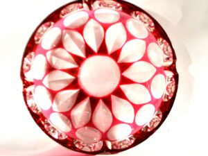 SAINT-LOUIS Cendrier Ambassadeur rouge rubis en cristal doublé taillé Overlay