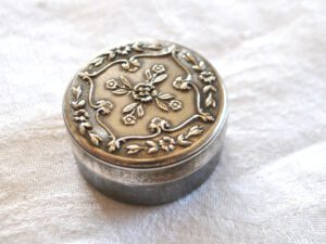 Boite ronde métal argenté SNPA décor guilloché fleuri et laurier - Pilulier rétro