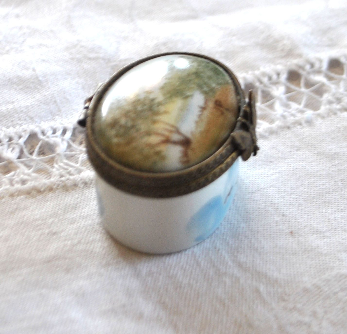 Limoges Boite Pilulier ancien en porcelaine peint main Décor champêtre – Image 3