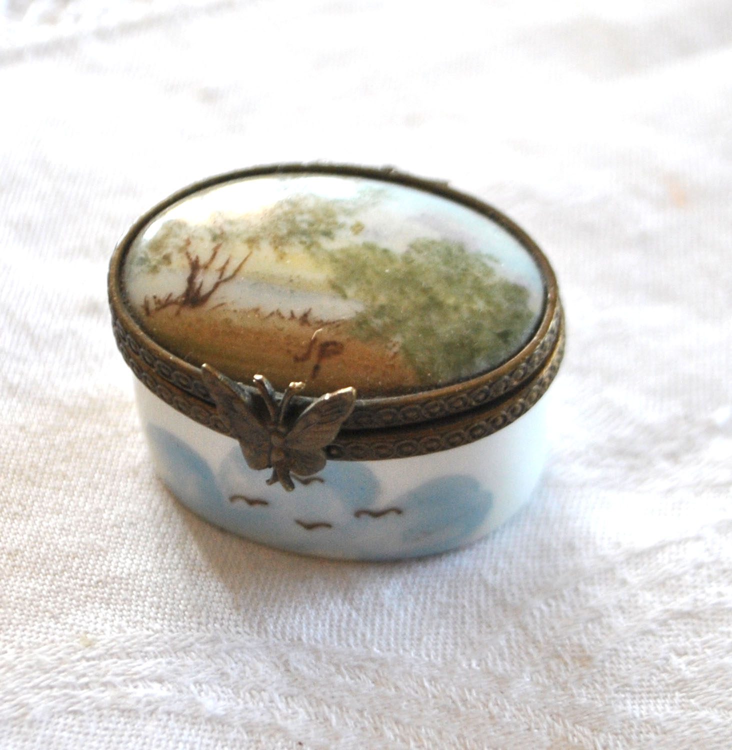 Limoges Boite Pilulier ancien en porcelaine peint main Décor champêtre – Image 4