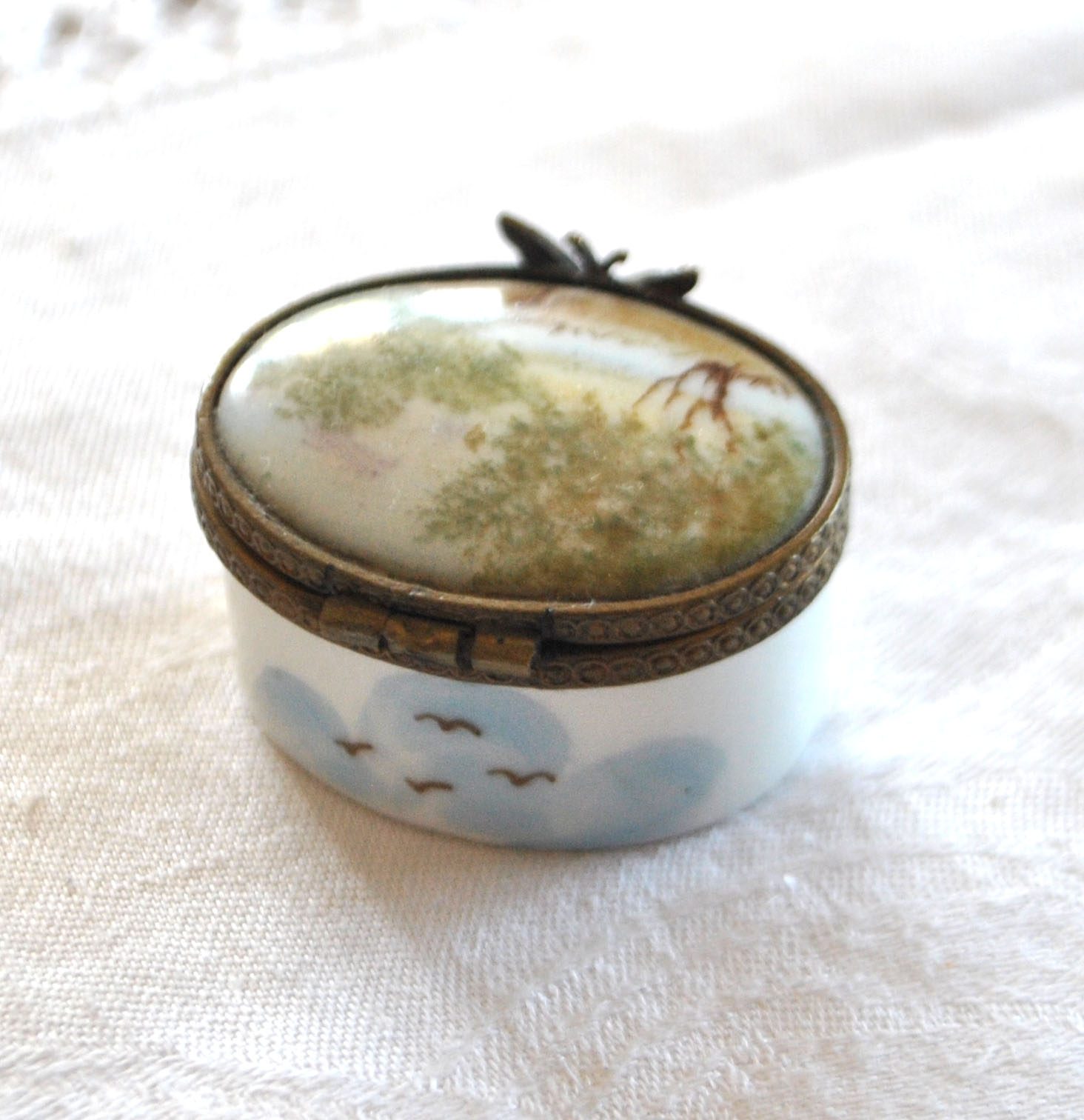 Limoges Boite Pilulier ancien en porcelaine peint main Décor champêtre – Image 6