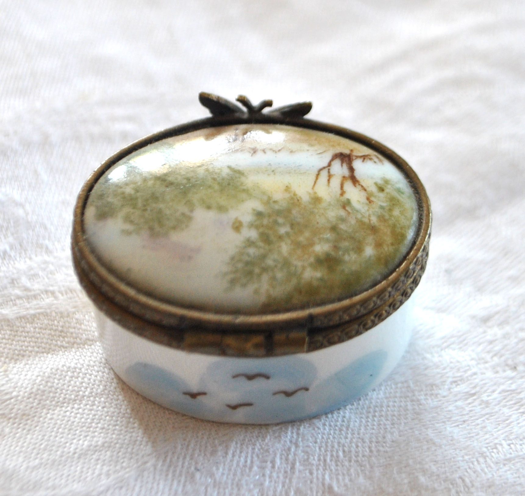 Limoges Boite Pilulier ancien en porcelaine peint main Décor champêtre – Image 10