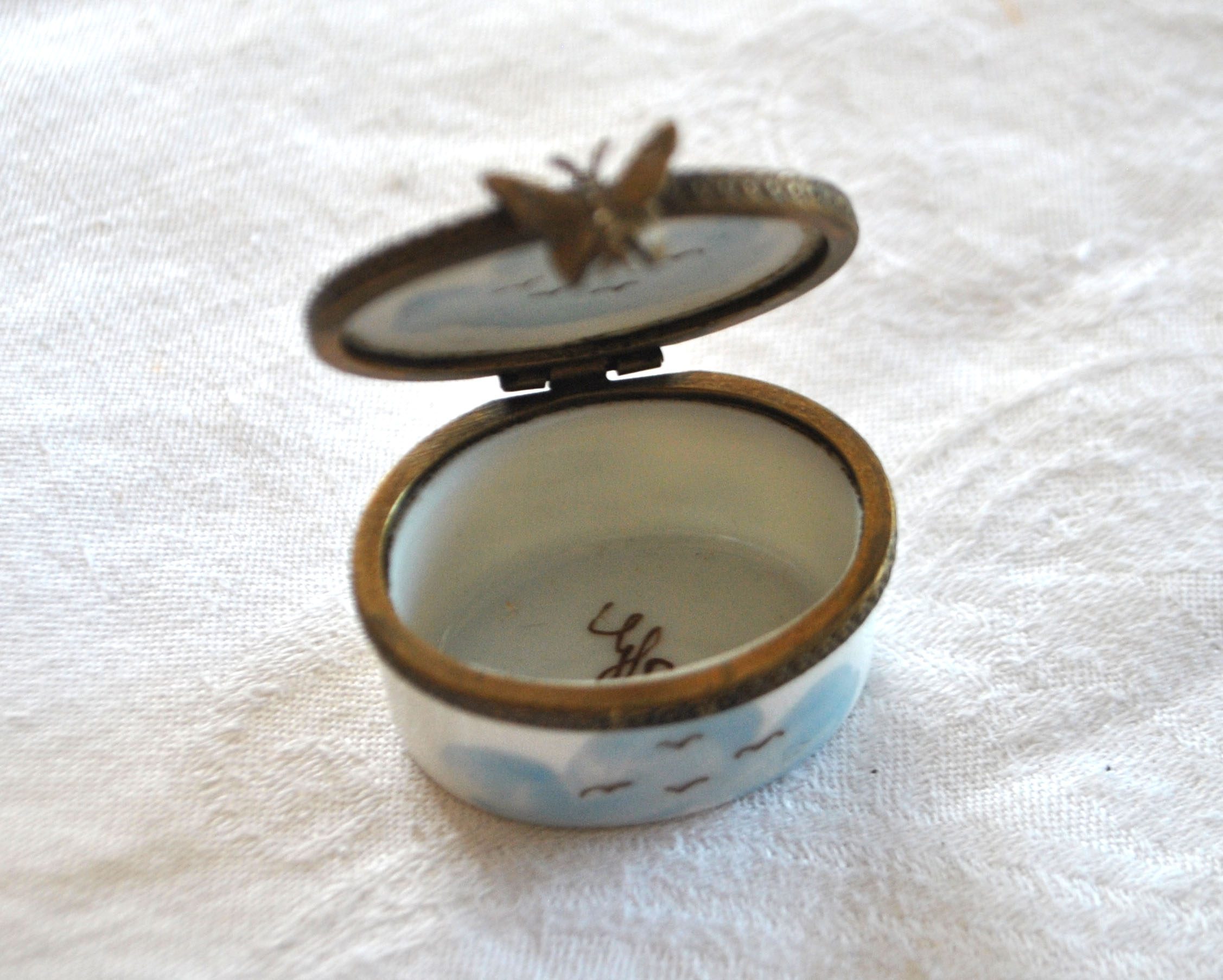 Limoges Boite Pilulier ancien en porcelaine peint main Décor champêtre – Image 2