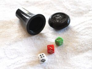 Boite Art Déco porte-bonheur en bakélite et dés miniature Viel Glück
