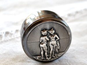 Boite ronde EROTIKA métal argenté guilloché SNPA Femme courtisane en dessous