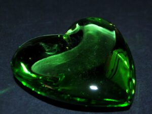 VAL ST LAMBERT Presse-papier Coeur vert en cristal signé Val Diffusion