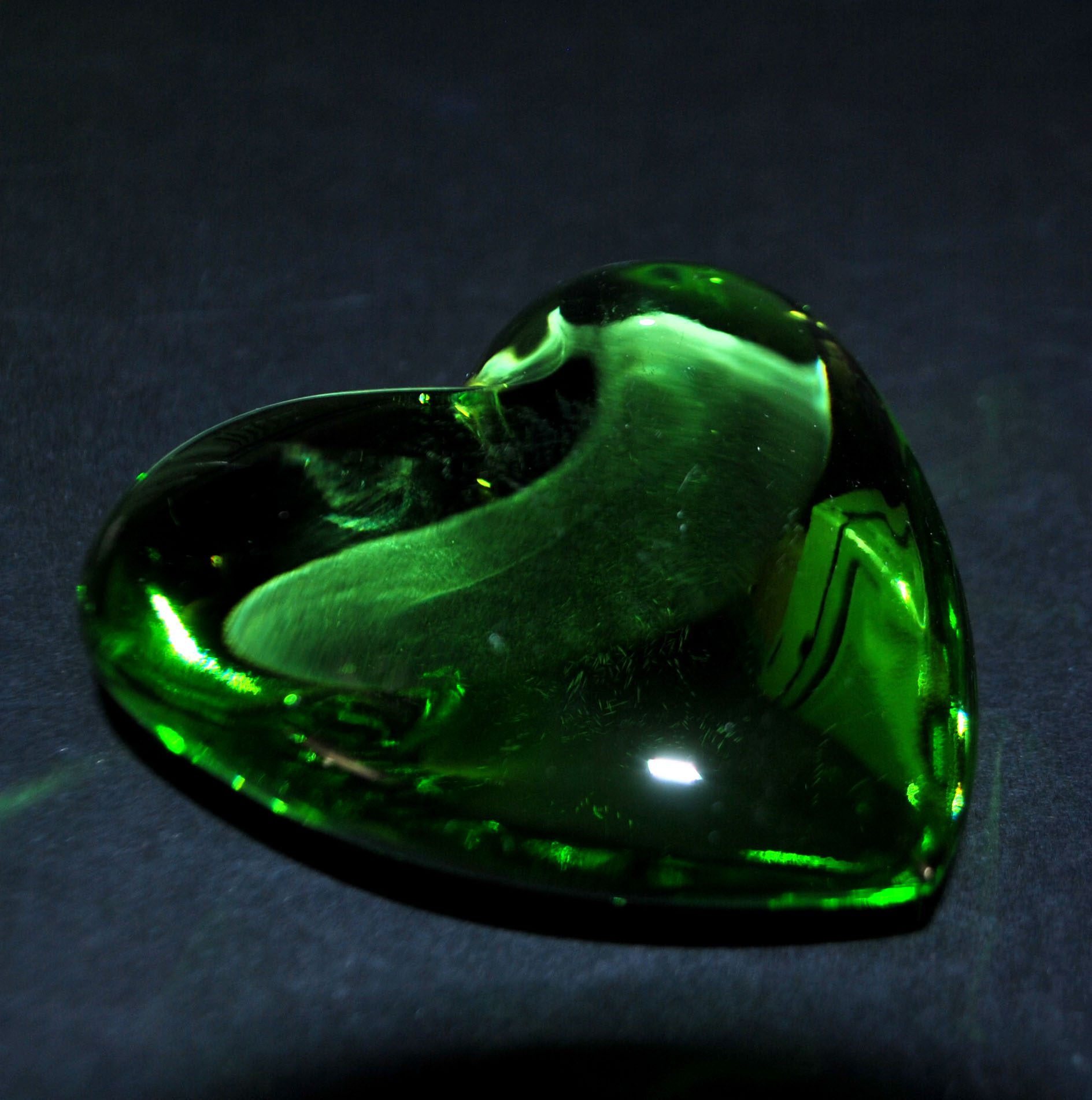 VAL ST LAMBERT Presse-papier Coeur vert en cristal signé Val Diffusion